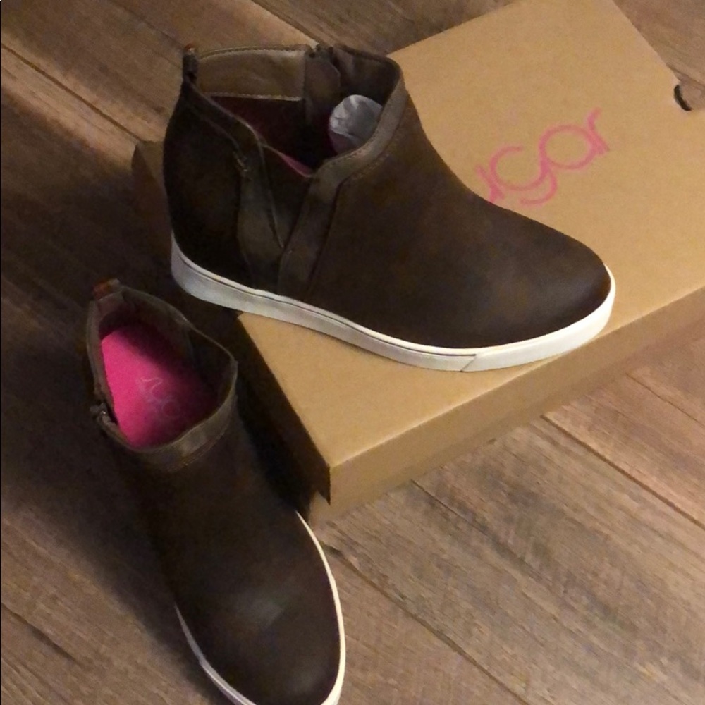 Women’s wedge sneakers
